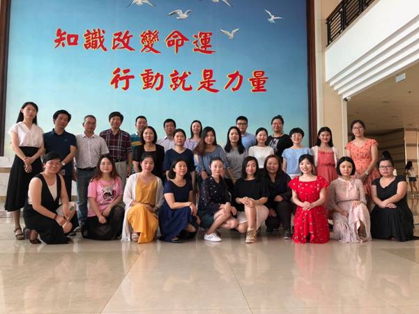 说明:C:\Documents and Settings\Administrator\桌面\163am银河线路宣传手册所需材料\照片\会计系简介及合照\会计系教学科研团队.jpg